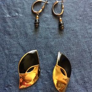 2 pairs of earrings